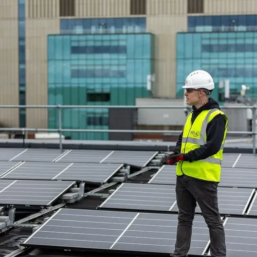 Mikroinwerter czy falownik – na jakiej technologii oprzeć swoją instalację?