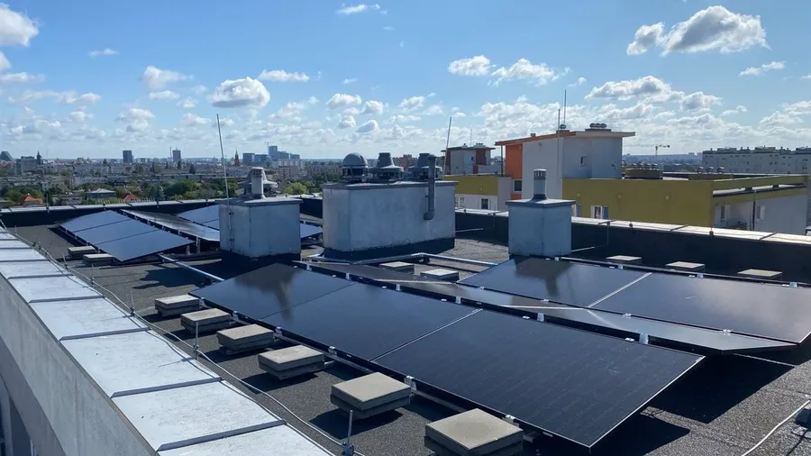 Fotowoltaika 20,88 kWp dla wspólnoty mieszkaniowej – Dach panele