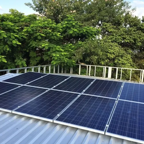 Z czego składa się typowa instalacja PV i jakie są funkcje poszczególnych komponentów?